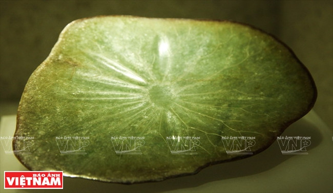 Feuille de lotus en jade de la dynastie des Nguyên (19e et 20e siècles).