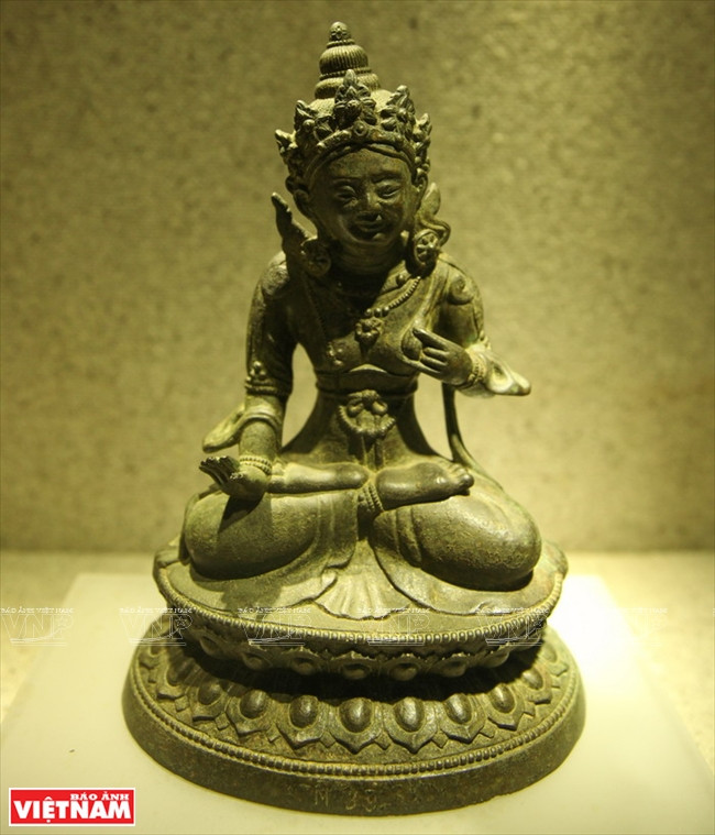 Statue d​e Bodhisattva assis sur un trône de lotus en bronze (aux 19e et 20e siècles).