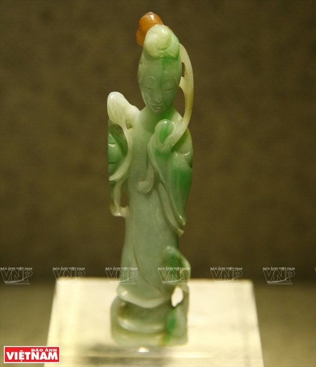 Statue de fée tenant une fleur de lotus en jade, dynastie des Nguyên (19e et 20e siècles).