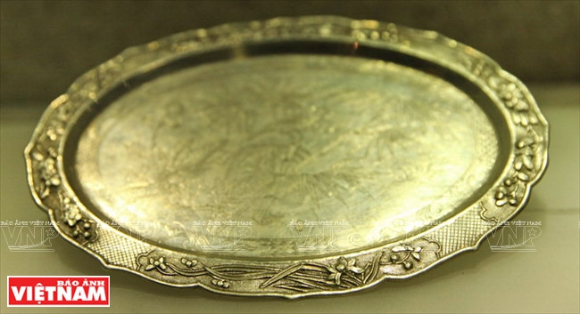 Un plateau ​orné de pétales de lotus, de la dynastie des Nguyên.