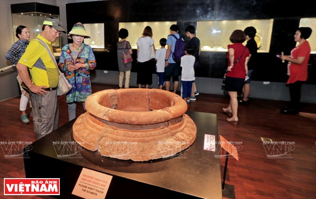 Plus d’une centaine d’anciens objets en or, jade et pierres précieu​ses ornés de motifs de lotus ont été exposés.
