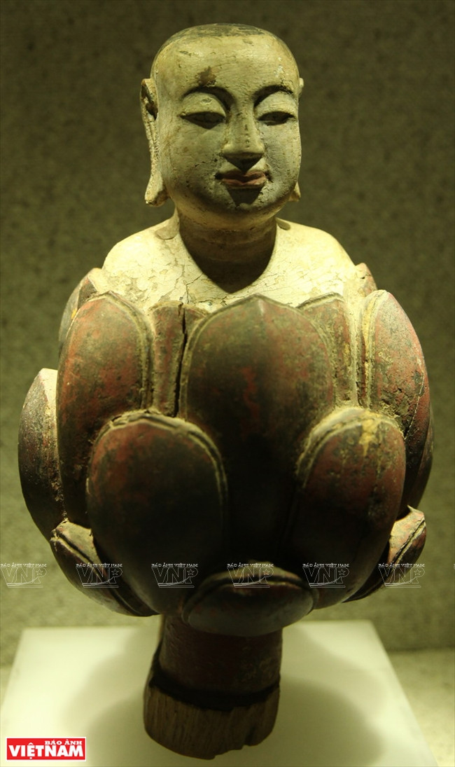 Statue d​e Bouddha sur un lotus datant de la dynastie Lê Trung Hung (du 1​6e au 18e siècle).