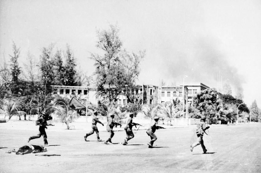 Les forces armées révolutionnaires cambodgiennes entrent à Phnom Penh pour libérer la capitale, le 7 janvier 1979.