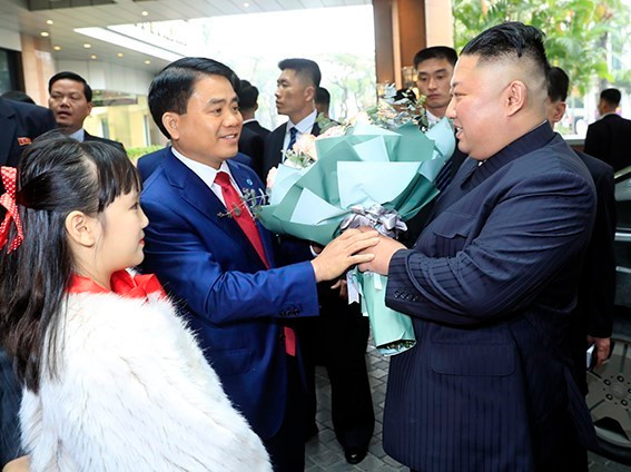 Le président du Comité populaire de Hanoi Nguyên Duc Chung offre un bouquet de fleurs au président président Kim Jong-un. Photo : VNA