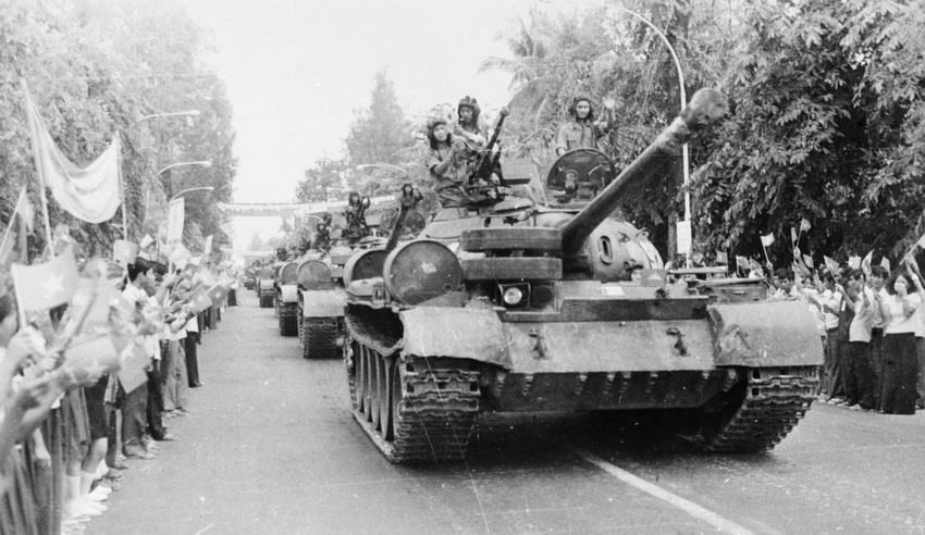 Des dizaines de milliers d'habitants dans la capitale cambodgienne accueillent les soldats volontaires vietnamiens après avoir rempli les obligations internationales et être rentré chez eux le matin du 3 mai 1983. 