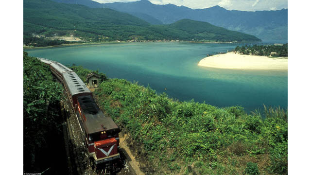 Un train roule le long de la côte.