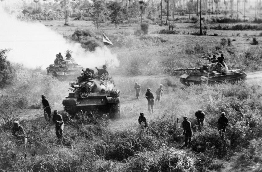 Les forces armées révolutionnaires cambodgiennes et l'équipe de soldats volontaires vietnamiens font des exercices communs pour améliorer leurs techniques de combat.