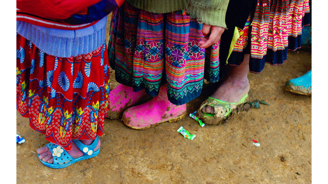 Les costumes traditionnels aux couleurs très vives des enfants Mông du village de Làng Sang. Il s’agit de l’une des régions ayant les costumes traditionnels les plus beaux de la province.