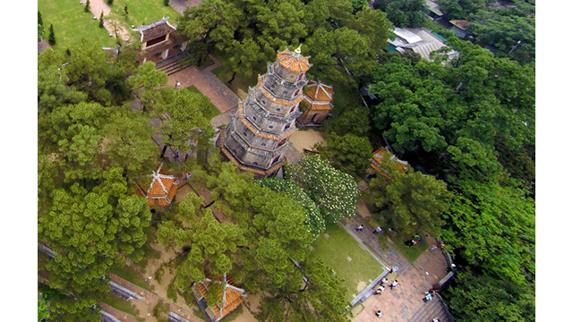 La pagode Thiên Mu ou Linh Mu est située sur la colline de Hà Khê à la rive gauche de la ville de Huê. Construite en 1601, elle figure dans les 20 beaux sites connus de Huê.