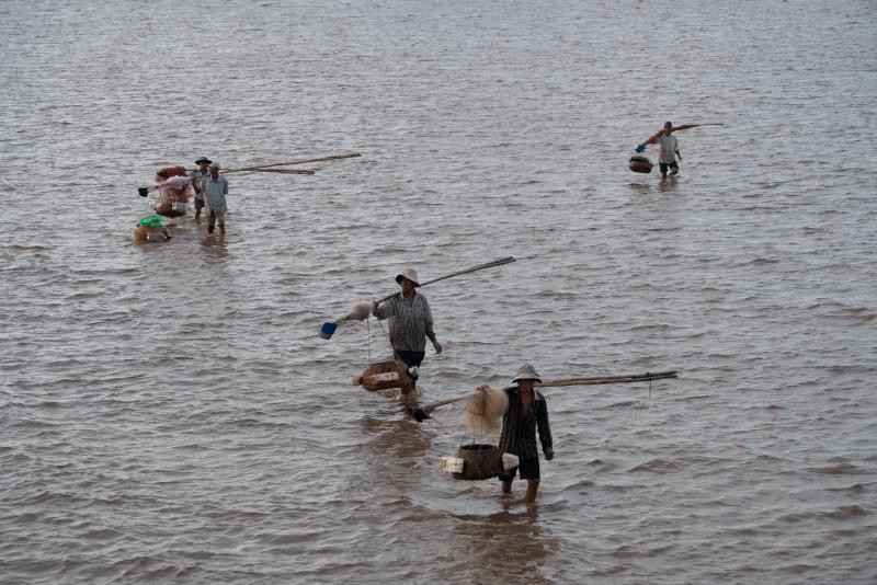 Les habitants reviennent avec leurs prises à l'aube.