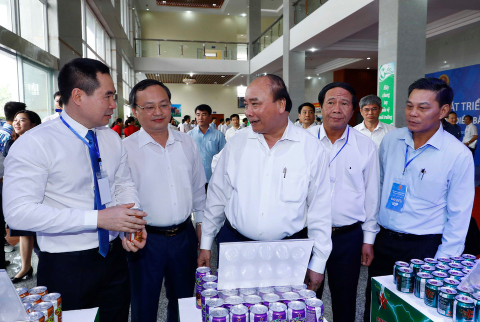 Le Premier ministre et les délégués visitent la zone d'exposition de produits typiques de la région du Nord.