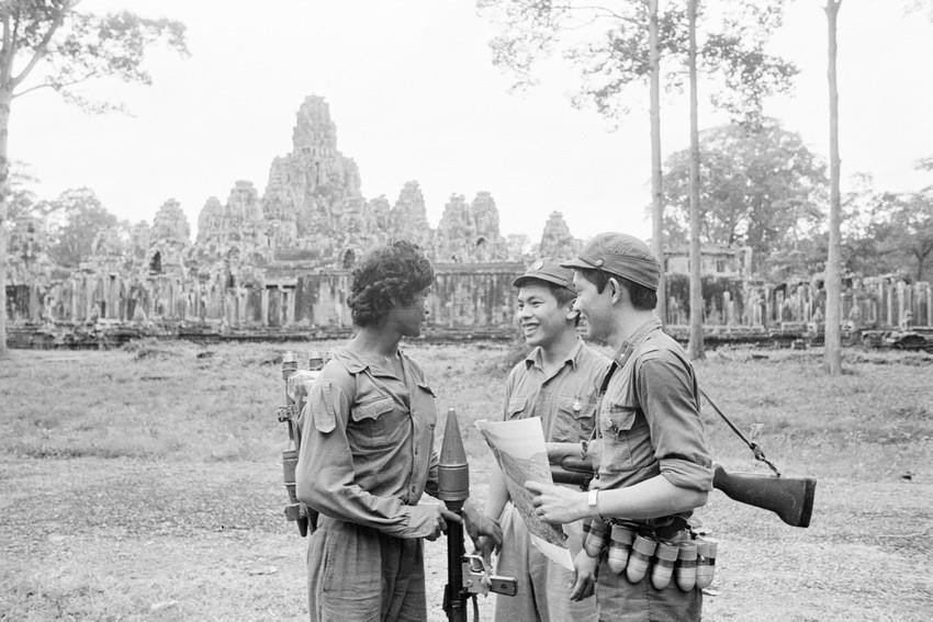 Des soldats volontaires vietnamiens et cambodgiens protègent le temple d'Angkor Wat (juillet 1982).