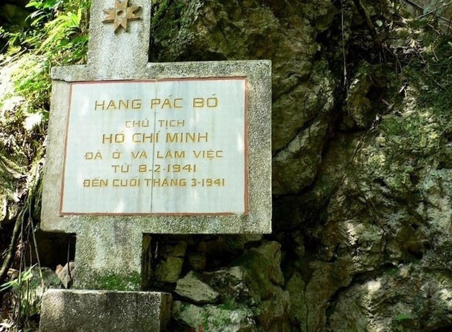 Pac Bo se trouve dans la commune de Truong Hà (district de Hà Quang, province de Cao Bang), à 55 km du nord de la ville de Cao Bang. Il s’agit d’un vestige de la révolution vietnamienne, avec notamment la grotte Côc Bo où le président Hô Chi Minh résida après 30 ans passés à l’étranger afin de diriger la lutte pour l’indépendance nationale.