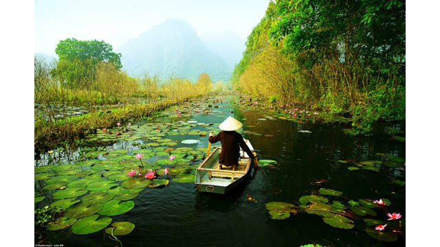 La rivière Yên est l’unique route fluviale pour se rendre à la pagode Huong (pagode des parfums), en banlieue de Hanoi.