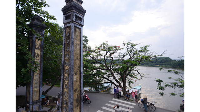 La Tour de Phuoc Duyên, composée de 7 étages, construite en 1844, se situe près de la grande porte, fait 21 mètres de haut.