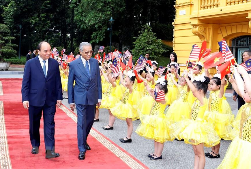 Le Premier ministre Nguyen Xuan Phuc a présidé mardi matin à Hanoi la cérémonie d'accueil de son homologue malaisien, Mahathir Mohamad, en visite officielle au Vietnam.