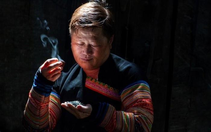Vang A Khua, un jeune homme de l’ethnie minoritaire Mông du village de Moi, dans la commune de Suôi Giang, district de Van Chân, province septentrionale de Yên Bai, est issu d'une famille de six générations de producteurs de l'ancien thé Shan Tuyêt à l'aide de méthodes manuelles traditionnelles. Il a décidé de créer sa propre marque de thé Shan Tuyêt, avec des goûts uniques, contribuant ainsi à accroître les revenus de sa famille et à favoriser le développement du commerce et du tourisme local.