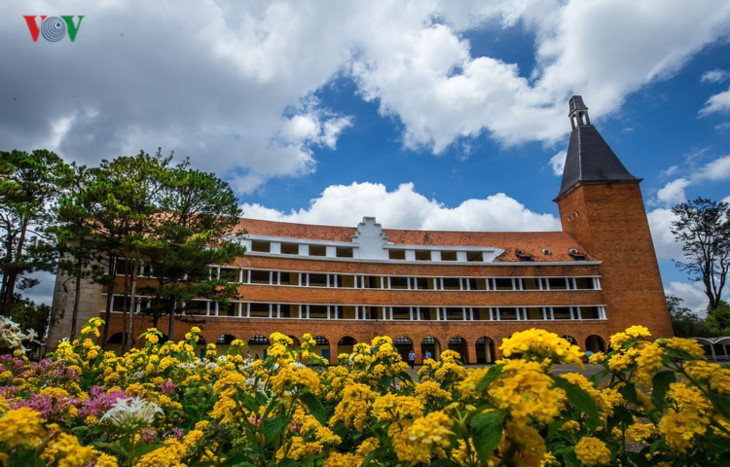 Le petit Paris, le poumon des hauts plateaux du Centre, le pays des brumes, des collines de pins… Autant de surnoms pour décrire une même ville, Dalat. Très recherchée à l’époque coloniale pour son climat, la ville des fleurs, des lacs et des chutes d’eau est aussi une destination prisée pour les vacances d’été.