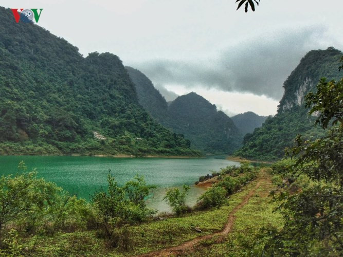 Le lac Thang Hen est situé dans le district de Trà Linh (à 30km de la ville de Cao Bang). En langue Tày, Thang Hen signifie «queue d’abeille», car vu du haut, le lac a la forme de la queue d’une abeille.