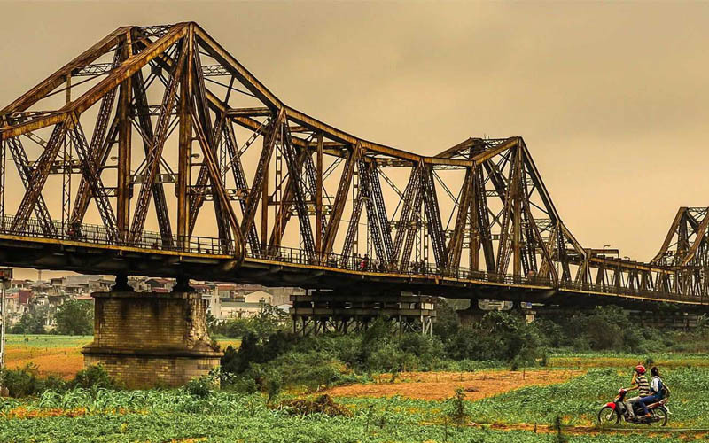 Ensuite, vous pourriez visiter le Vieux quartier en cyclo-pousse pour un prix de 50.000 dongs l'heure. Vous verrez alors bien des personnes buvant du thé au citron sur des chaises en plastique, installés sur le trottoir. Si vous êtes fatigué, la place au pied de la cathédrale Saint-Joseph sera un lieu de repos idéal.