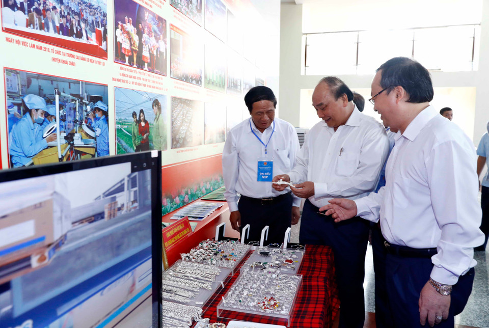 Le Premier ministre et les délégués visitent la zone d'exposition de produits typiques de la région du Nord.