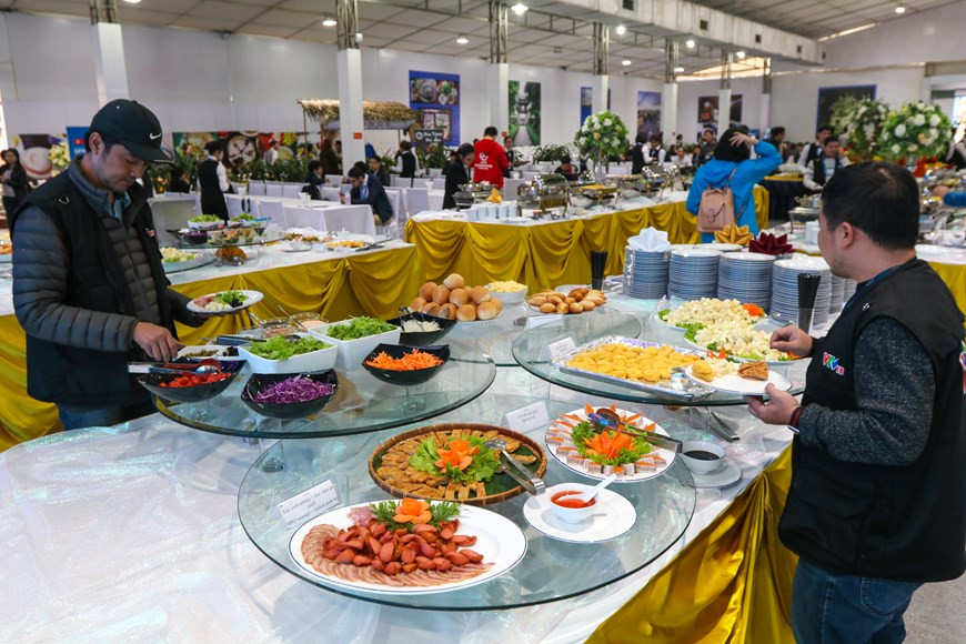 Durant cinq jours d'opérations au Centre de presse du Vietnam pour le 2e sommet États-Unis-RPDC, la salle à manger est toujours ouverte pour les journalistes vietnamiens et étrangers.