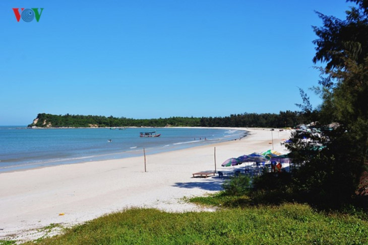 Située dans le parc national de Bai Tu Long, l’île de Quan Lan abrite de magnifiques paysages encore intacts : plages de sable fin, cocotiers, eau turquoise, forêts et montagnes…