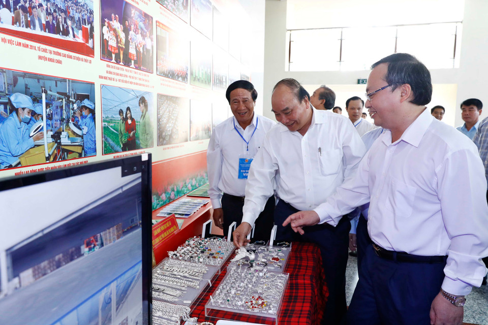 Le Premier ministre et les délégués visitent la zone d'exposition de produits typiques de la région du Nord.