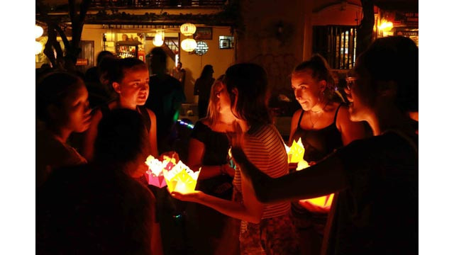Les autorités de la ville de Hôi An ont commencé de nombreuses activités originales à partir du 14e jour du 1er mois lunaire à l’occasion du Têt Nguyên Tiêu (15e jour du 1er mois lunaire). À cette occasion, le vieux quartier de Hôi An attire des visiteurs pour les rayons éclatants de lanternes.