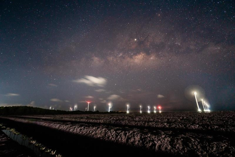 Champ éolien de Bac Liêu scintillant dans le ciel nocturne.