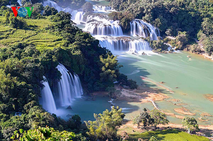 Situées à près de 90km de la ville de Cao Bang et à environ 400km de Hanoi, les chutes d’eau de Ban Gioc sont parmi les plus belles que compte le Vietnam. S’étendant sur environ 208m et d’une hauteur de 70m, elles sont les plus grandes d’Asie du Sud-Est. Les chutes sont particulièrement belles pendant la saison des pluies, de mai à octobre.