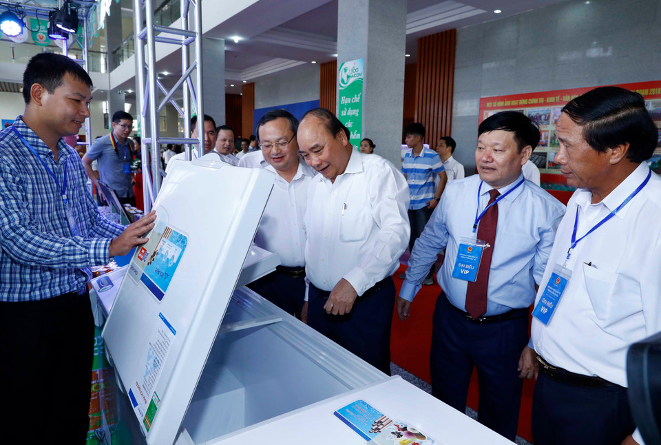 Le Premier ministre et les délégués visitent la zone d'exposition de produits typiques de la région du Nord.