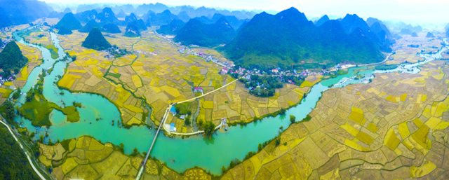 La rivière Quây Son possède la beauté attrayante et souple avec la couleur bleue émeraude coulant doucement comme une bande de soie ondulante.