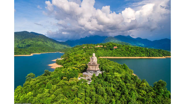 La pagode bouddhique Truc Lâm Bac Ma a été construite au milieu du lac Truôi près de la montagne Bac Ma en 2006.