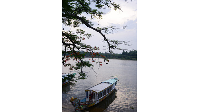Situé sur la rive de la rivière Huong romantique, la pagode Thiên Mu, contribue à embellir le tableau naturel charmant et poétique de Huê.