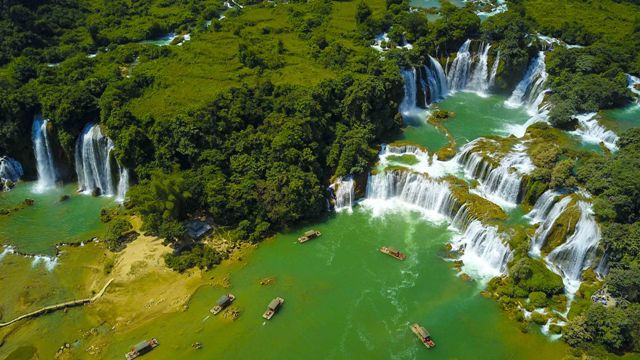 La cascade de Ban Giôc, qui se situe en aval de la rivière Quây Son, est la plus belle chute d’eau du Vietnam.
