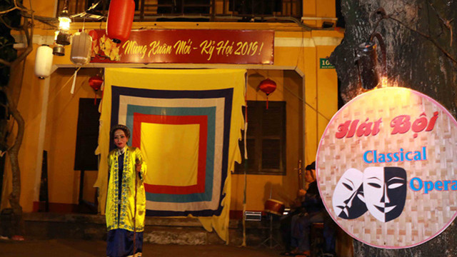Diverses activités sont organisées dans la maison commune de Câm Phô, dans la cour du parc Kazil, dont des jeux populaires, des échanges culturels entre les visiteurs et des habitants comme l’interprétation du « Bài choi », le concours de chant du « bài choi » pour les enfants.