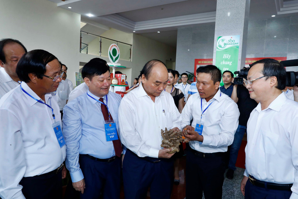 Le Premier ministre et les délégués visitent la zone d'exposition de produits typiques de la région du Nord.