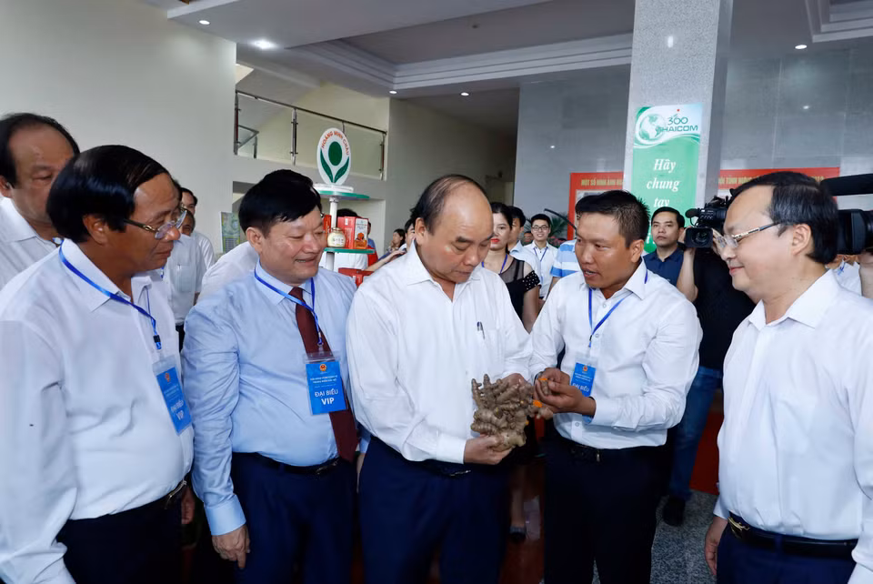 Le Premier ministre et les délégués visitent la zone d'exposition de produits typiques de la région du Nord.