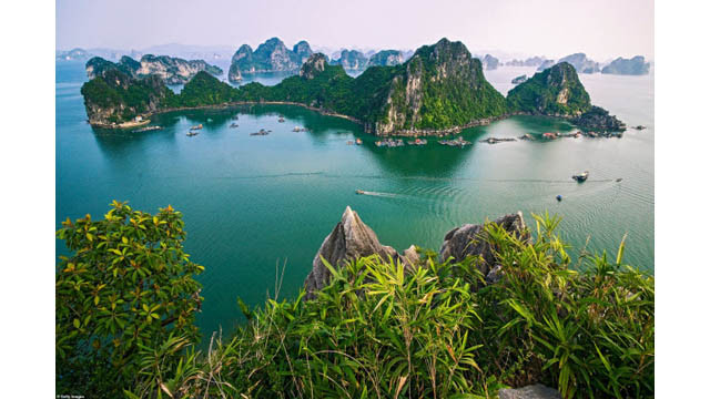 La baie de Ha Long, avec ses 1 600 îlots calcaires, est considérée comme l’une des plus belles baies du monde.