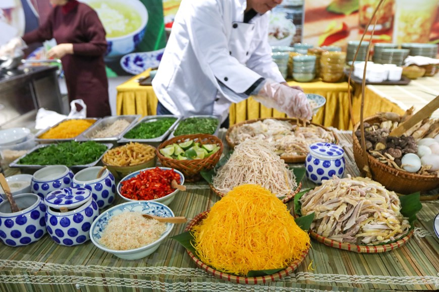 Le «bun thang» (soupe avec vermicelles de riz, du poulet, du porc et des crevettes).
