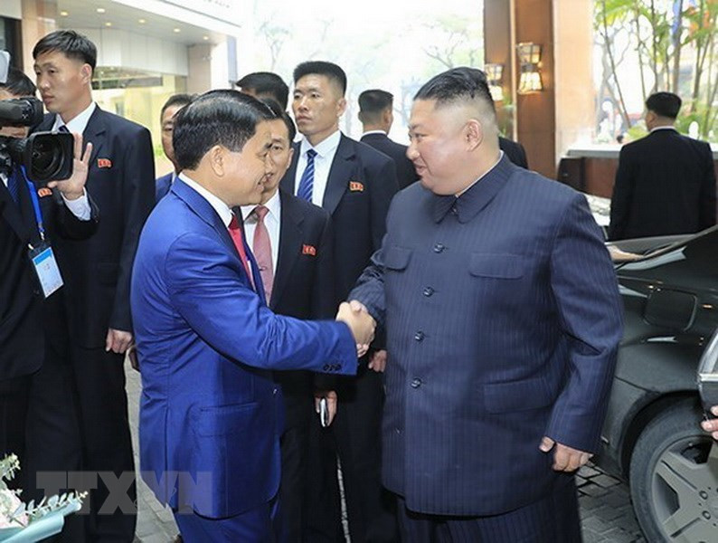 Le président du Comité populaire de Hanoi Nguyên Duc Chung accueille le président Kim Jong-un à l'hôtel Melia. Photo : VNA