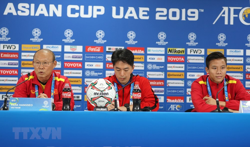 S'exprimant lors d'une conférence de presse dans l'après-midi du 7 janvier avant le match entre le Vietnam et l'Irak, l'entraîneur Park Hang-seo a déclaré que le groupe D était une poule très difficile de l'Asian Cup avec la présence de bonnes meilleures équipes que sont l'Iran et l'Irak.