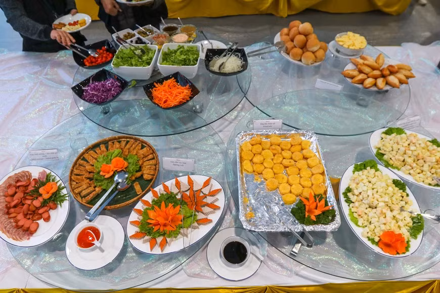 Les plats comprennent «bun cha» (Vermicelles de riz au porc grillé de Hanoï), «banh cuon» (raviolis vietnamiens à base de farine de riz translucides cuits à la vapeur, farcis de viande de porc haché et de champignons noirs et parsemés d’oignons frits), «bun thang» (soupe avec vermicelles de riz, du poulet, du porc et des crevettes), «pho» (soupe de nouilles de riz), “xoi che” (riz gluant cuit à la vapeur avec du porridge sucré), “banh khuc” (gâteau khuc), “Gio cha” (pâté de porc) et “cha com” (pâté à base de riz gluant vert).