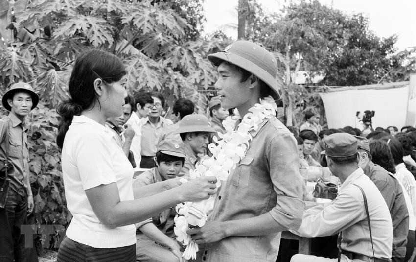 Les habitants de la province cambodgienne de Battambang ont ont dit au revoir aux volontaires vietnamiens avec regret avant leur retour au Vietnam le matin du 20 juin 1984.