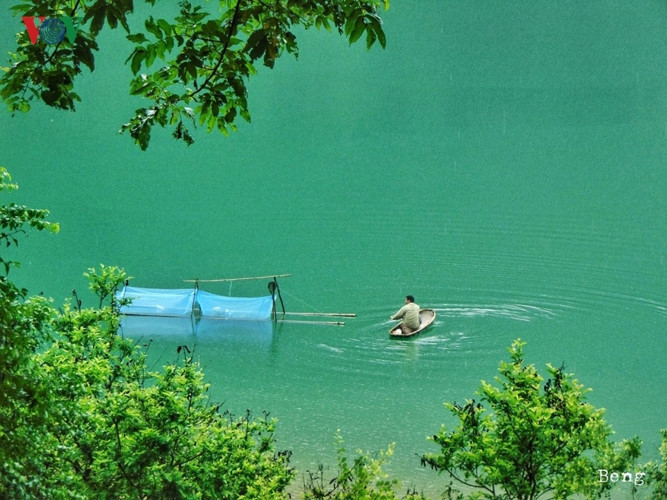 Ici, l’eau est d’un vert limpide. Un endroit idéal pour admirer le paysage en barque.