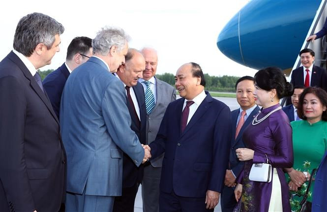 Ils sont accueillis à l’aéroport par le gouverneur adjoint de la ville de Saint Petersbourg, l’ambassadeur de Russie au Vietnam, Konstantin Vnukov , des représentants du ministère des Affaires étrangères de Russie.