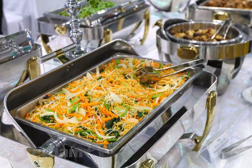 Les plats sont offerts sous forme de buffet.
