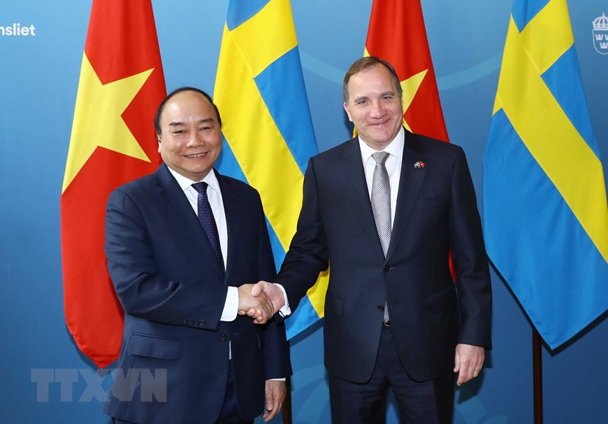 Le Premier ministre Nguyen Xuan Phuc (gauche) et son homologue suédois, Stefan Löfven.