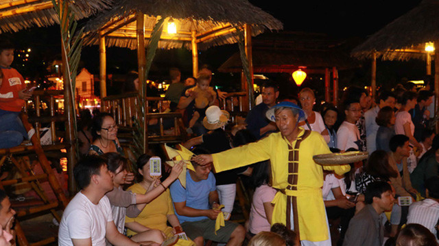 ... dont le « hô Bài Choi » attire de nombreux visiteurs.